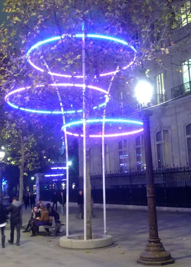Le coût total des illuminations des Champs-Elysées est de 1 million d'euros, dont 220 000 euros pris en charge par la ville de Paris (©2011)
