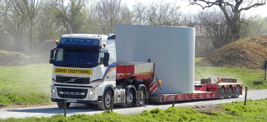 Transport de segment d'éolienne vers le parc éolien de Chamole