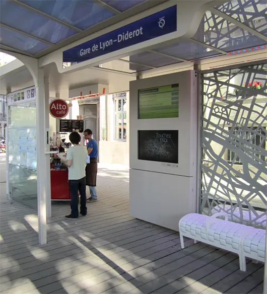 La station de bus est dite « augmentée », c'est-à-dire non restreinte aux fonctions de transport, et favorise l'accès des personnes en situation de handicap. (©2012)﻿