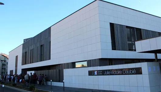 La construction du groupe scolaire a bénéficié d'une subvention de 113 000 € de l'Ademe. (©gerardcollomb.fr)﻿