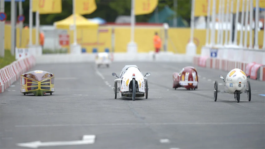 Prototypes futuristes sur le circuit urbain de Rotterdam à l'Eco-shell marathon 2015