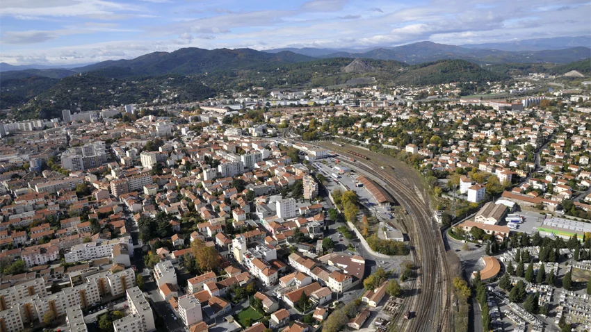 Alès Agglomération (Gard, 100 090 habitants) privilégie la filière bois-énergie du pays des Cévennes, avec la production de plus de 10 000 tonnes par an de plaquettes forestières. Un éco-quartier de 400 logements est en cours de développement. (photo : ©Alès Agglomération).