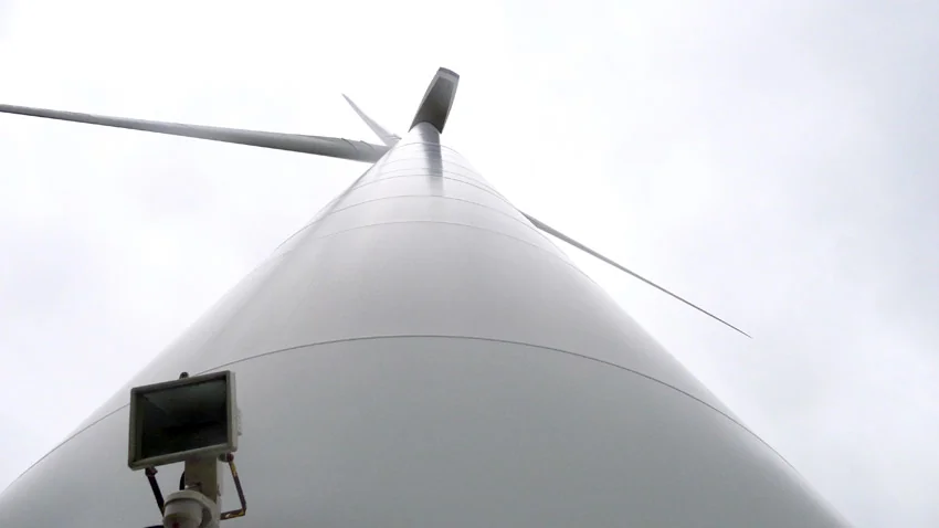 A la base de l’éolienne que nous allons vous faire découvrir, le mât mesure presque 5 mètres de diamètre. Avec 78,5 m de haut, il atteint la hauteur moyenne d’un immeuble de 25 étages.