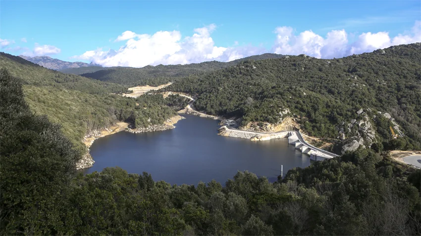 En amont du barrage, une retenue d’eau occupe une surface de près de 11 hectares. Elle dispose d’une capacité totale de 1 300 000 m3, soit 1,3 milliard de litres d’eau. (photo : ©EDF-Bruno Conty)