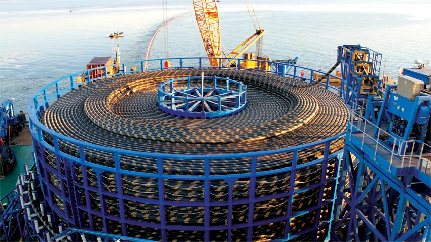 4 câbles enterrés dans le sous-sol marin sur près de 50 km relient les plateformes offshore du parc éolien au réseau électrique terrestre. (photo : ©London Array)