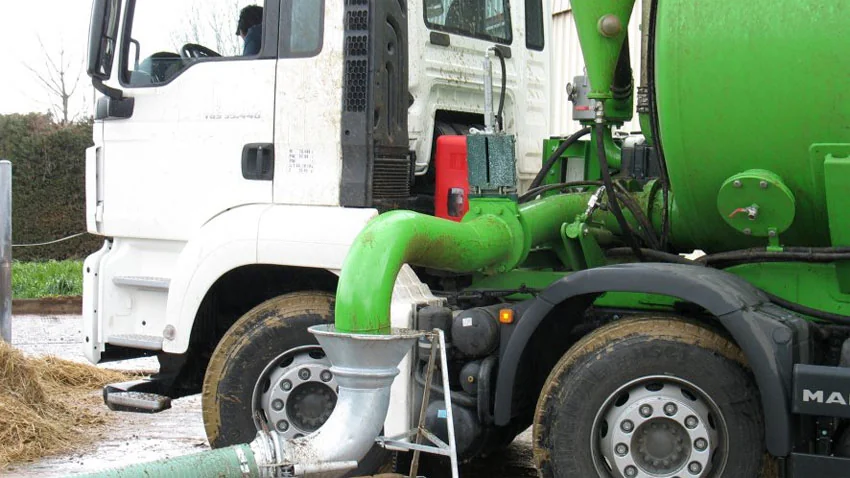 Camion pompant le lisier