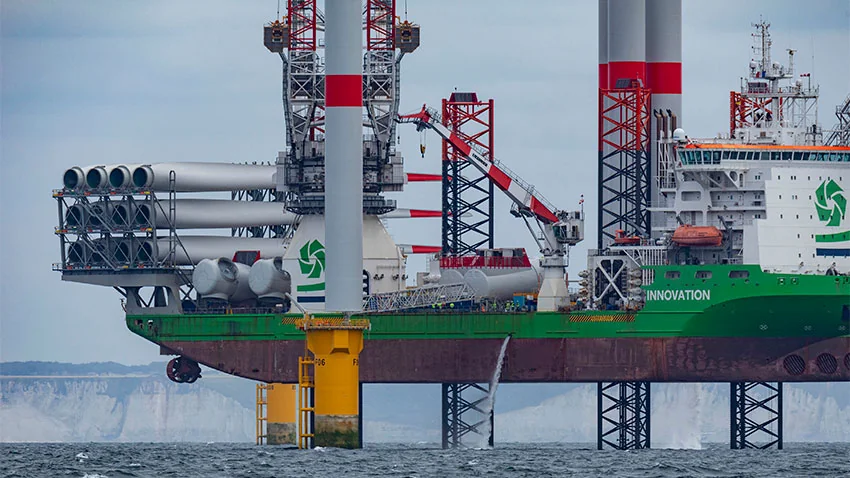 Pose du mât de la première éolienne du parc de Fécamp