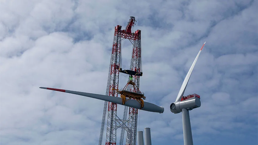 Installation des pales sur l'éolienne de Fécamp