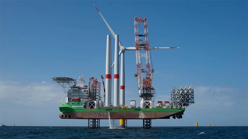 Pose de la première éolienne du parc de Fécamp