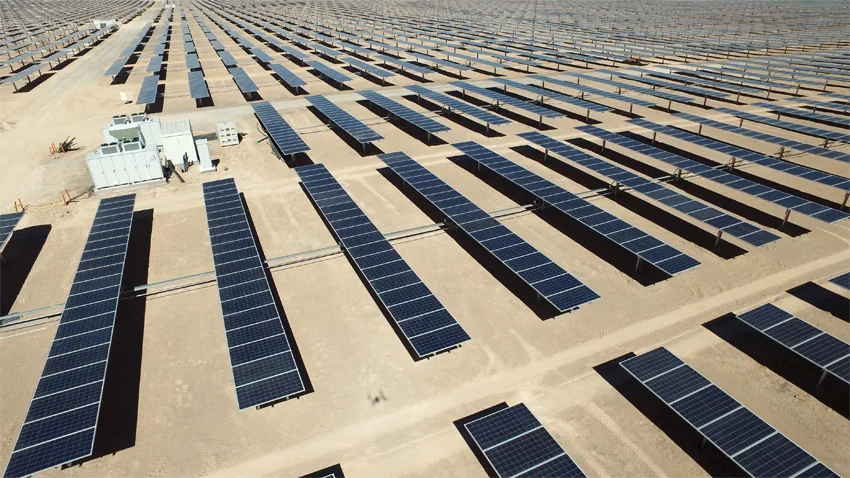 Les différents modules photovoltaïques, fabriqués par les sociétés Canadian solar et Jinko, sont tous équipés d’un tracker leur permettant de suivre la course du soleil. (©EDF)