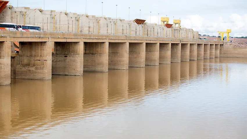 Transports sur le barrage de Jirau