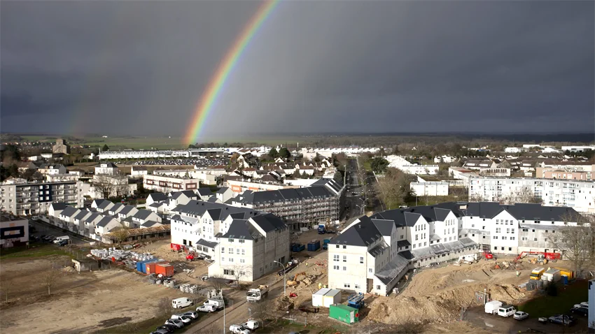 Châteaudun (Eure-et-Loire, 14 000 habitants) s’est engagée dans une réflexion TEPOS (Territoire à Energie Positive). Elle a développé un réseau de chaleur permettant de produire 82% du chauffage à partir d’énergie renouvelable et a instauré une gratuité des transports en commun. (photo : © Châteaudun).