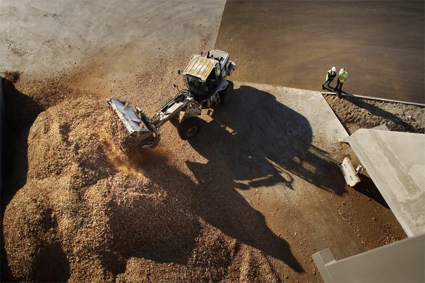 La centrale devrait être alimentée par près de 503 000 tonnes de biomasse : des résidus de l’usine mais aussi des branches ou du bois de récupération. (©Phototheque VEOLIA - Rodolphe Escher)
