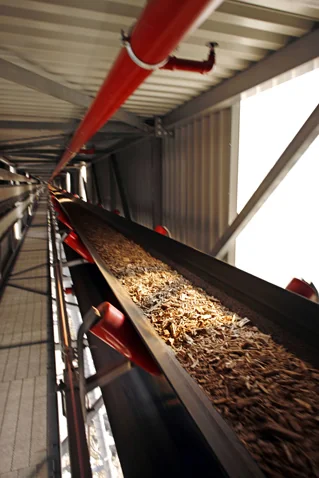 La biomasse transite jusqu’à la chaudière où elle est brulée pour produire de la vapeur haute pression (120 bars à 520°C). (©Phototheque VEOLIA - Rodolphe Escher)