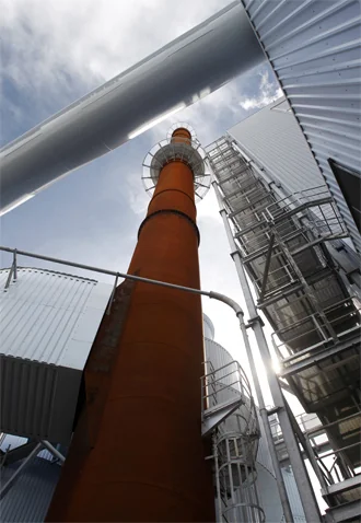 La vapeur à haute pression issue de la chaudière haute de 40 mètres est ensuite détendue dans 2 turboalternateurs qui devraient produire 420 GWh par an, soit l’équivalent de la consommation d’une ville de 40 000 habitants. (©Phototheque VEOLIA - Rodolphe Escher)