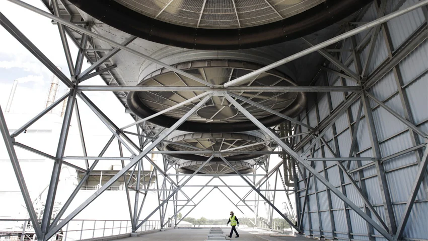 La mise en service de la centrale de cogénération à Facture Biganos a entraîné la création de 94 emplois directs : 24 sur le site et 70 assurant l’approvisionnement de la biomasse. (©Phototheque VEOLIA - Rodolphe Escher)