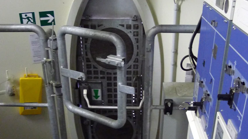 En dessous du palier qui permet de débuter l’ascension se trouve le transformateur de l’éolienne. Celui-ci convertit la tension initiale du courant produit à 690 V en une tension de 20 000 V injectable sur le réseau de distribution.