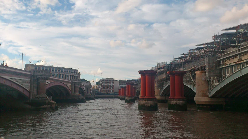 Situés près de la Tate Modern, Blackfriars Bridge et Blackfriars Railway Bridge se font face. C’est le pont réservé aux transports ferroviaires qui fait l’objet d’importants travaux et d’une intégration de panneaux solaires.