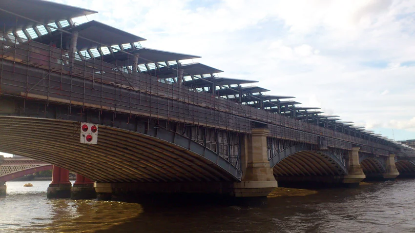 Près de 4 400 panneaux photovoltaïques finissent d’être installés sur le Blackfriars Railway Bridge, ce qui en fait seul pont recouvert de panneaux solaires dans le monde avec le Kurilpa Bridge à Brisbane (Australie).