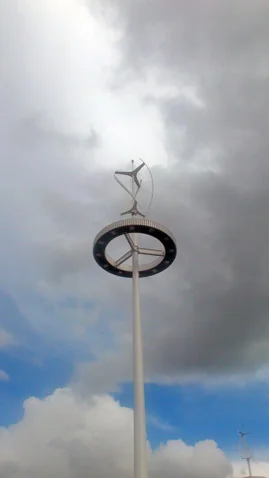 La turbine mesure quant à elle 5 m de haut et 3,1 m de diamètre. Elle s’arrête automatiquement de tourner lorsque la vitesse du vent dépasse les 26 m/s (soit près de 94 km/h).
