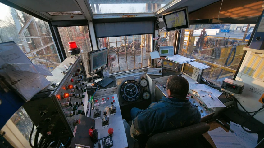 En Seine-et-Marne, des visites étaient organisées sur le chantier du forage d'un doublet géothermique à Chelles. Ici, vue de la cabine de pilotage d’où l’ensemble du chantier est contrôlé. (photo : © Coriance-Thouvenin).