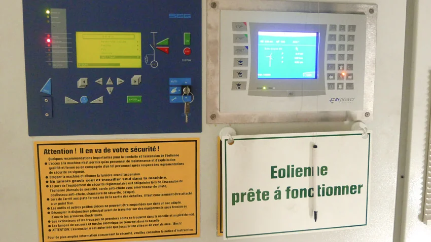 Au premier niveau de l’éolienne se trouve l’ordinateur de bord. Il permet de démarrer ou d’arrêter le fonctionnement de l’éolienne. Lors d’une visite, l’éolienne doit absolument être à l’arrêt sauf cas exceptionnel lorsque des éléments sont testés dans la nacelle.