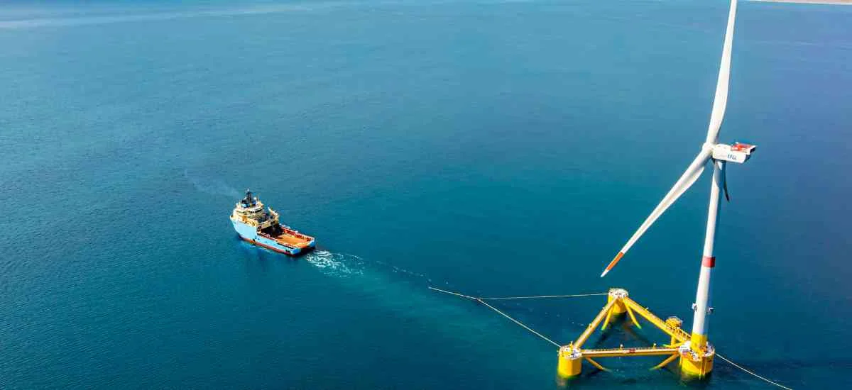 Tractage d'une éolienne flottante de Leucate