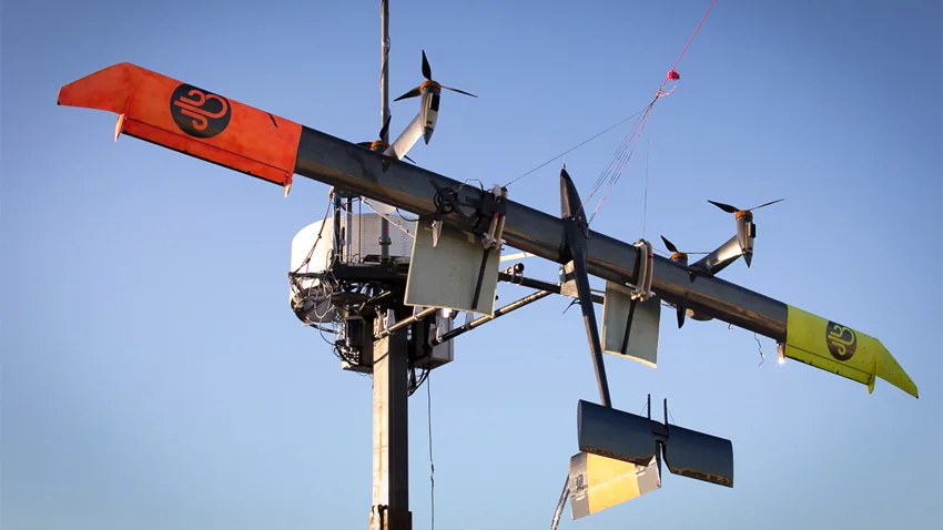 Lorsque le vent est insuffisant (moins de 2,5 m/s à 200 m d’altitude), l’éolienne est maintenue au sol sur un perchoir. (visuel : ©Makani Power)