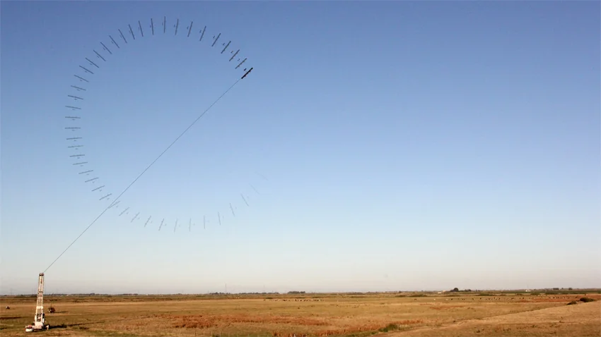L’éolienne de Makani produit de l’électricité, en décrivant des trajectoires circulaires, et la transmet le long de la longe jusqu’au sol. (©Makani Power)