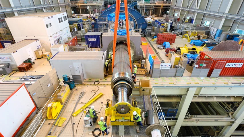 Couplé à la turbine, l’alternateur transformera l’énergie mécanique en énergie électrique. Ici, l’introduction de sa partie tournante, le rotor (au premier plan), dans sa partie fixe, le stator. (photo : ©EDF - Alexis Morin)
