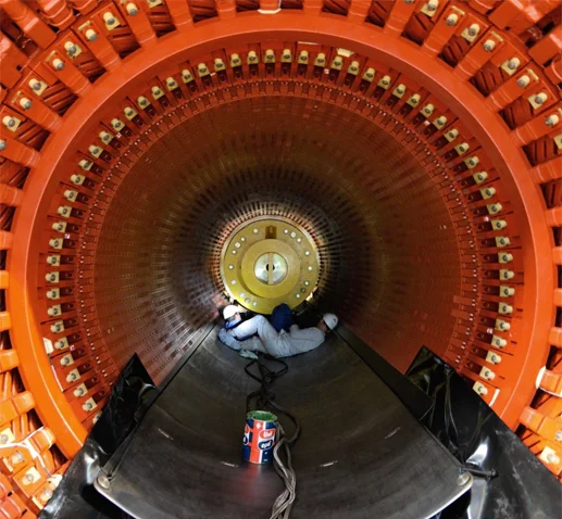Constitué d’électroaimants, le stator de 420 tonnes formera avec le rotor (au fond) le couple électromagnétique de l’ensemble turbo-alternateur. (photo : ©EDF - Alexis Morin)