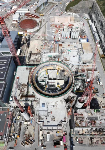 Le bâtiment du réacteur, au centre, sera entouré de 4 bâtiments abritant des systèmes de sécurité. En haut à droite, le dôme attend d’être posé (ici en septembre 2012), une fois le bâtiment terminé. (photo : ©EDF - Alexis Morin)