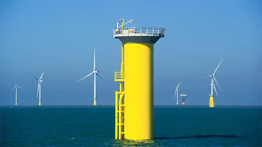 Les fondations monopieux (un seul pieu d’acier enfoncé dans le sous-sol marin) sont implantées à des profondeurs d’environ 25 mètres. Elles mesurent près de 5,7 m de large. (photo : ©London Array)