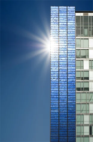 La ville est aussi l’une des plus ensoleillées d’Allemagne, le rayonnement solaire permet d'y produire en moyenne 1 117 kWh par kW crête installé. Ici une « tour solaire ». ﻿(photo : ©FWTM/ Schoenen﻿)﻿