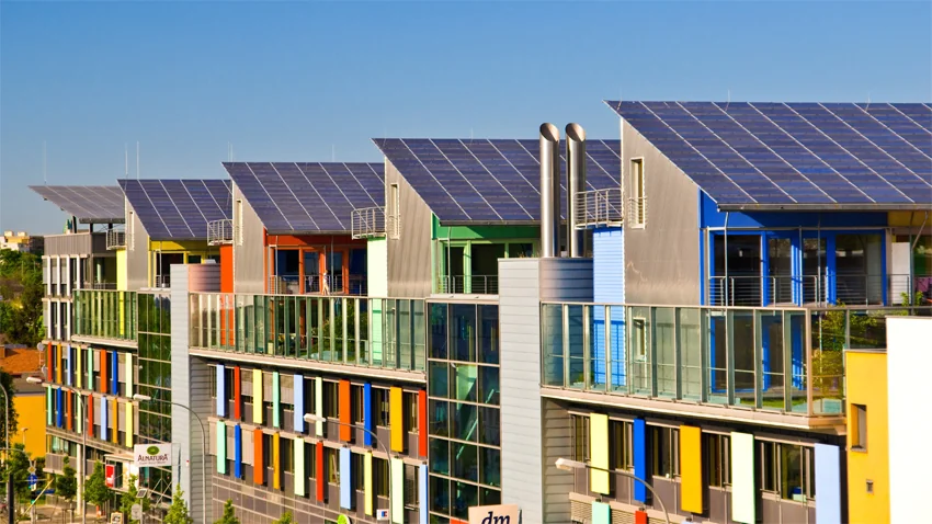 Situé près de 3 km au sud du centre historique, le quartier Vauban se distingue par ses blocs de maison variés. Ceux-ci sont concentrés afin d’optimiser la consommation d’énergie. ﻿﻿(photo : ©FWTM/ Schoenen﻿)﻿﻿
