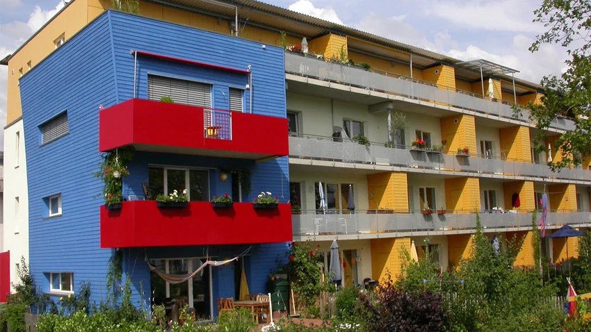De nombreux bâtiments à énergie passive (consommant moins de 15 kWh/m2) sont construits à Freiburg. Ils sont dits «  à énergie positive » lorsqu’ils produisent davantage d’énergie qu’ils n’en consomment, grâce à des unités de production intégrées au bâti.﻿ (photo : ©Fraunhofer ISE﻿﻿﻿)﻿﻿﻿﻿﻿ ﻿