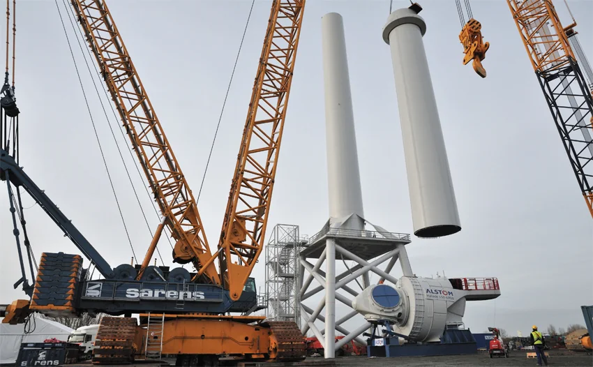 Le mât de l’éolienne seul mesure près de 75 mètres de haut. La structure émergée des éoliennes offshore devrait atteindre 100 mètres de haut, base comprise. (photo : ©Alstom)