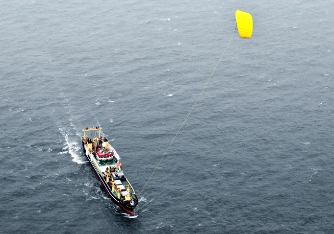 Utilisé en renfort des moteurs au fioul, le cerf-volant géant