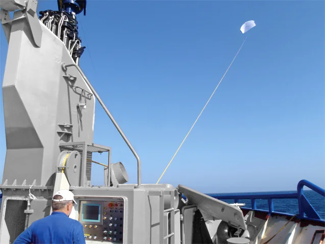 Un treuil (mobile sur le bateau) et un bras télescopique de 25 mètres de haut