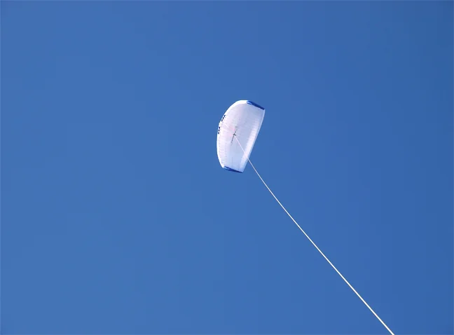 La voile est reliée au bateau par une corde aux fibres légères