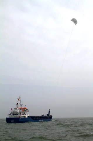 SkySails développe actuellement un nouveau système (SKS 320) double la puissance