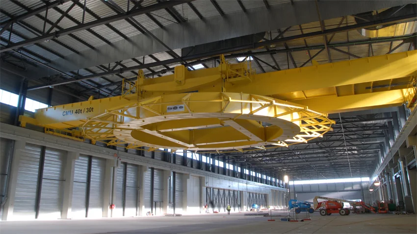 Un bâtiment long de 257m est dédié à l’assemblage des bobines poloïdales, qui maintiendront les champs magnétiques pour confiner le plasma dans la future chambre à vide d’ITER. (Photo : F4E)