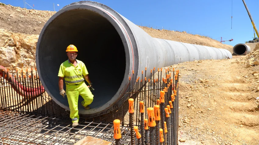 Près de 1,6 km de canalisations en béton collecteront l'eau de pluie tombée sur le site. Leur diamètre atteint jusqu’à 2,2 m par endroits. (Photo :  ITER Organization)