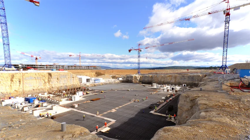 Trois bâtiments composeront le complexe du tokamak et partageront les mêmes fondations, l’ensemble pesant aussi lourd que l’Empire State Building. (Photo : ITER Organization)