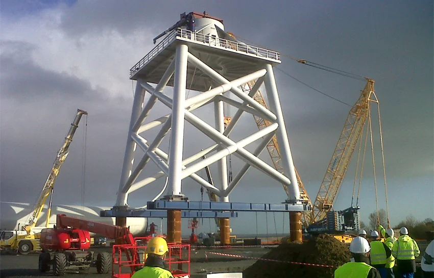 L’Haliade 150 repose sur une sous-structure de 25 mètre de haut (jacket). Le poids cumulé de cette base et du reste de l’éolienne atteint près de 1 500 tonnes, soit le poids de presque 10 baleines bleues. (photo : ©Alstom)