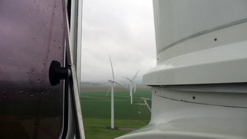 Une trappe située en haut de la nacelle permet d’accéder à l’extérieure de l’éolienne, soit à près de 80 mètres de hauteur.