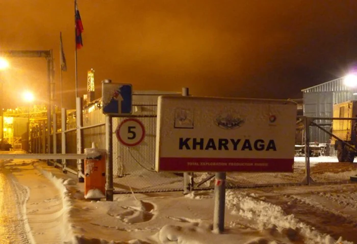 Arrivée sur le site où travaillent en moyenne plus de 500 personnes qui sont soumis à de fortes contraintes logistiques. (photo : P. Nerguararian)