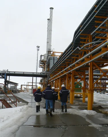 Lorsque la température descend en dessous de -40°C, les opérateurs ne sont pas autorisés à intervenir plus de 10 à 15 minutes à l’extérieur. L’huile extraite est pour sa part maintenue à 40°C pour éviter qu’elle ne se fige et bouche les pipes.  (photo : P. Nerguararian)
