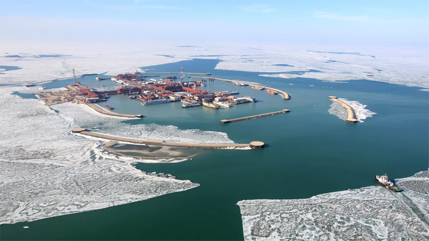 Dix îles artificielles ont été construites au-dessus de ce gisement. Les structures traditionnelles (ex : plateformes jacket) n’étaient pas adaptées au climat, la mer Caspienne gelant à certains moments de l’année. Ici, « D Island », l’île principale de production.  (photo : ©NCOC)