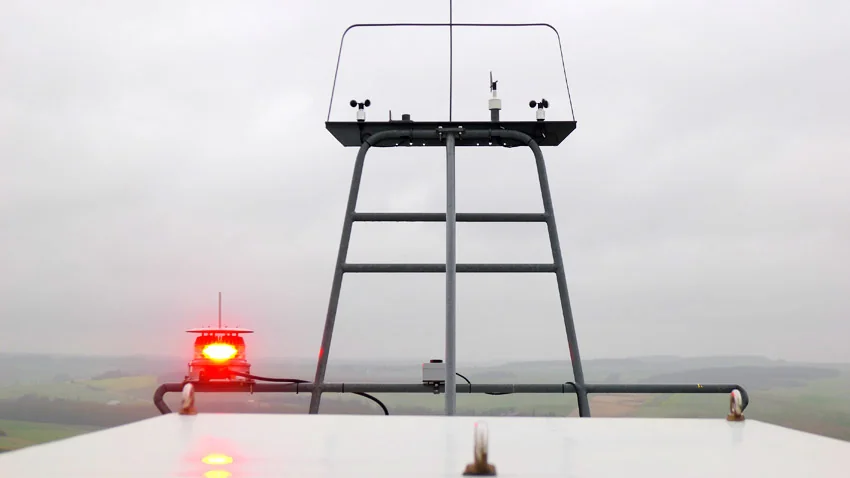 Au-dessus de la nacelle se trouvent deux anémomètres et une girouette. Ils donnent les instructions à l’ordinateur de bord pour positionner automatiquement l’éolienne de façon à capter au mieux l’énergie du vent. Une lumière est imposée au sommet de chaque éolienne par la direction générale de l’aviation civile.